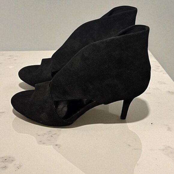 Women's Unbranded Black High Heels, Size 9.5 -- ITEM #3312 - Picture 3 of 7